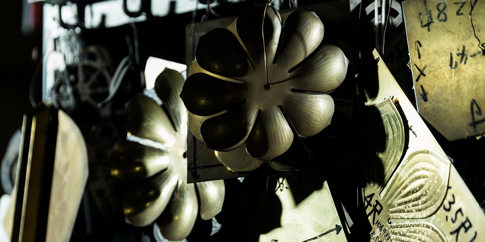 吊るされた真鍮の花形の部品