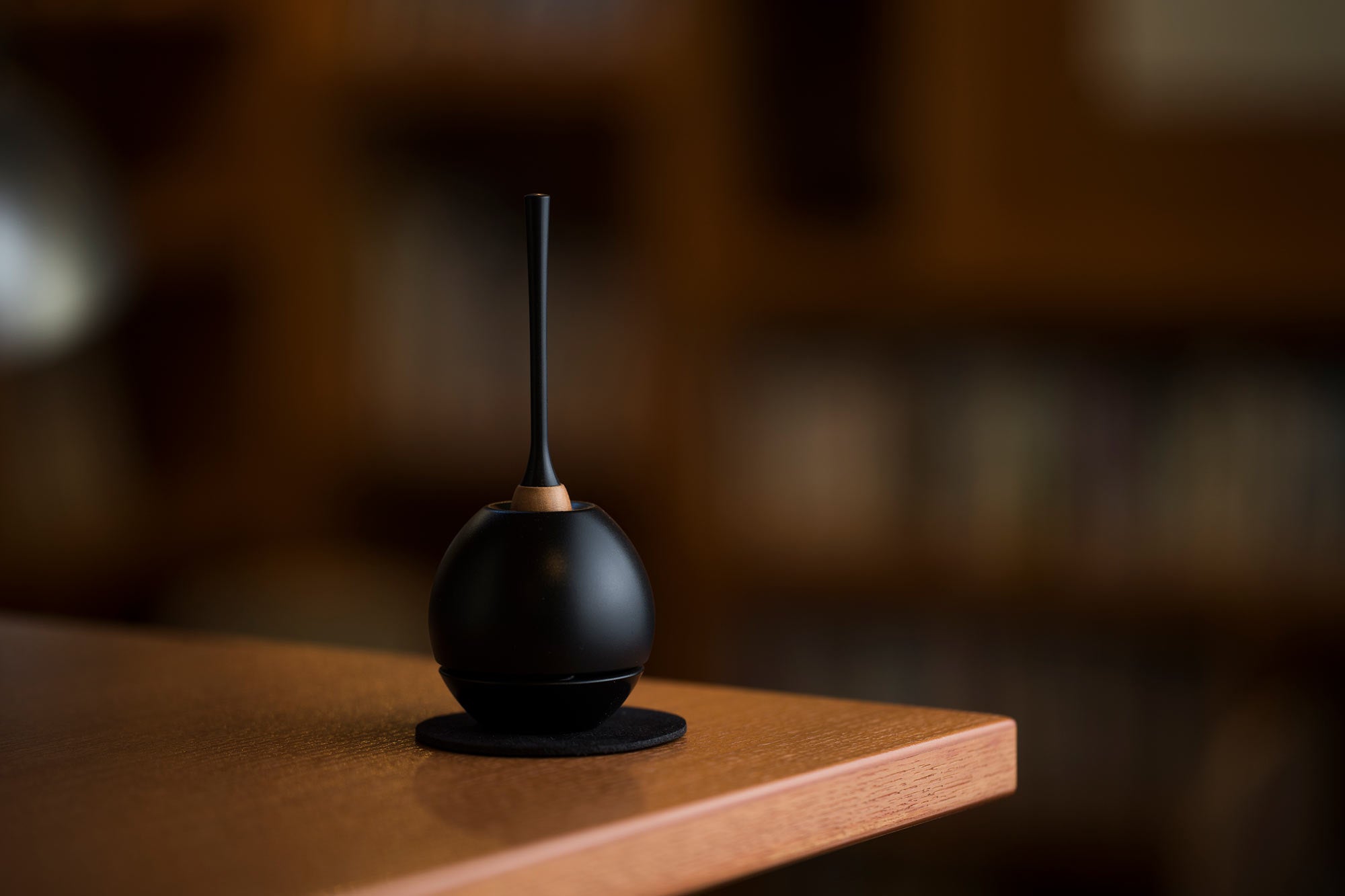 木のテーブルに置いた黒いチェリンと撥