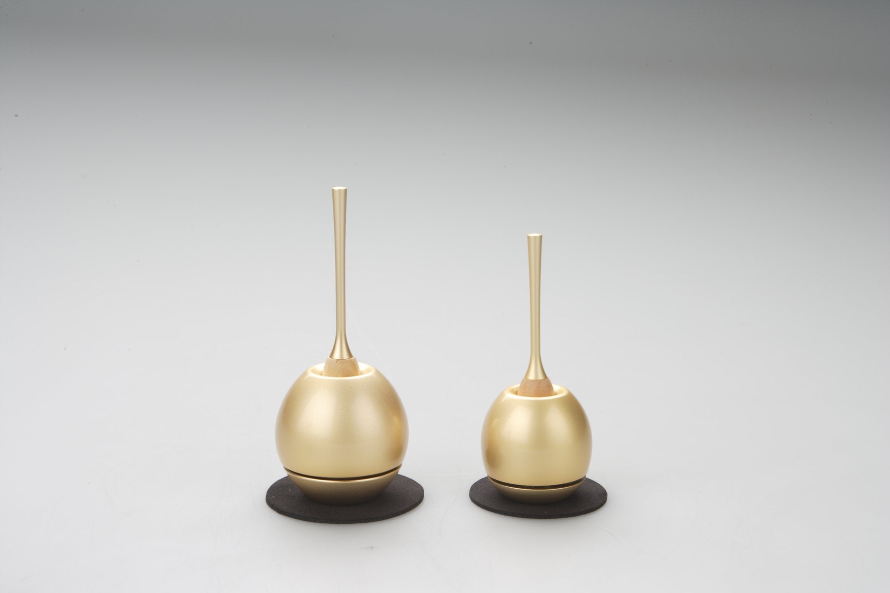 白背景に、大小2つの金色のCherin Miniを並べた商品ショット