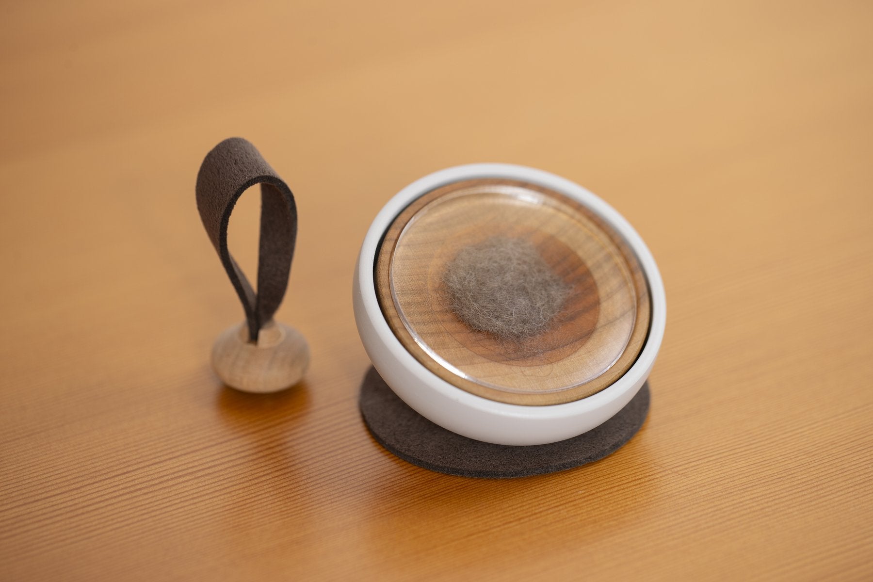 テイロのふたを開け、ペットの毛を納める様子