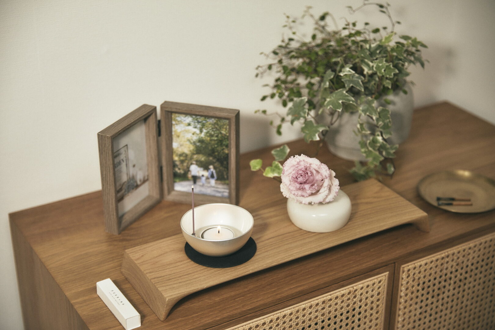 チェストの上にチェリングを置いて供養の場を作ります 