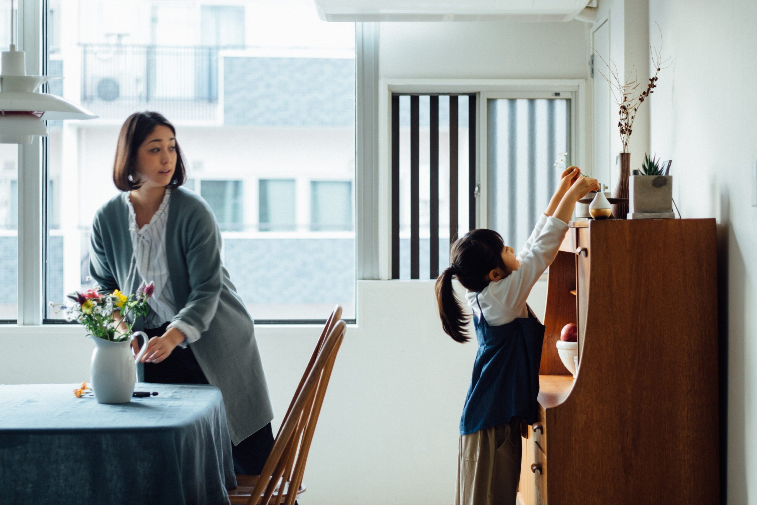 祈りの場に花を供える様子