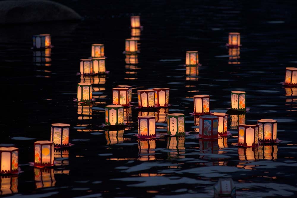 精霊流しで川に流される灯籠