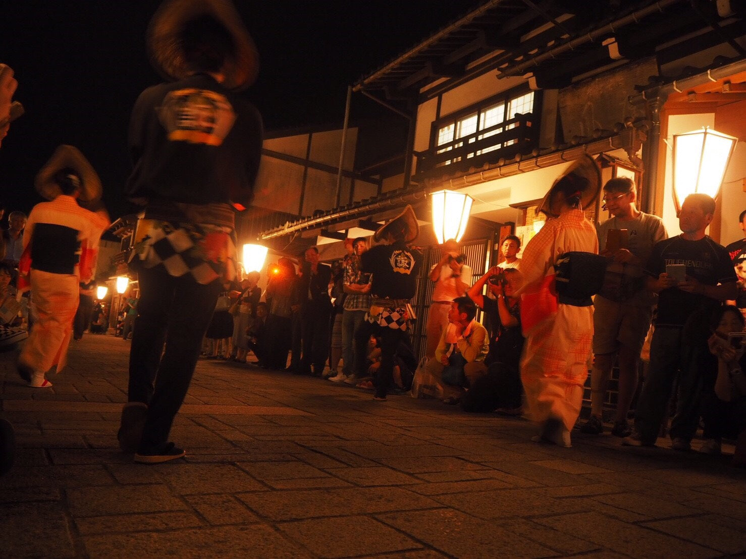 おわら風の盆で踊る人々
