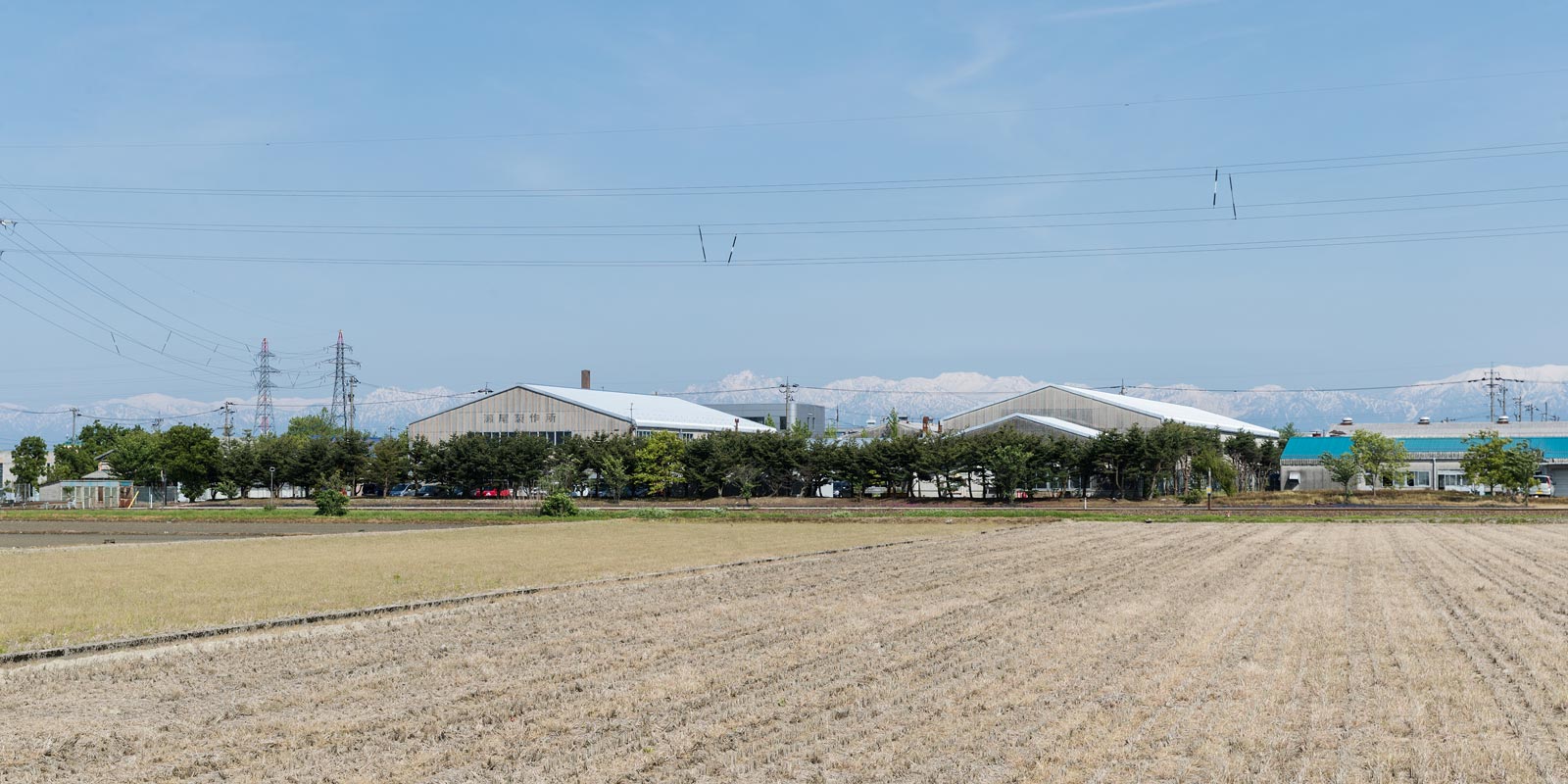 田園の中に建つ瀬尾製作所の工場