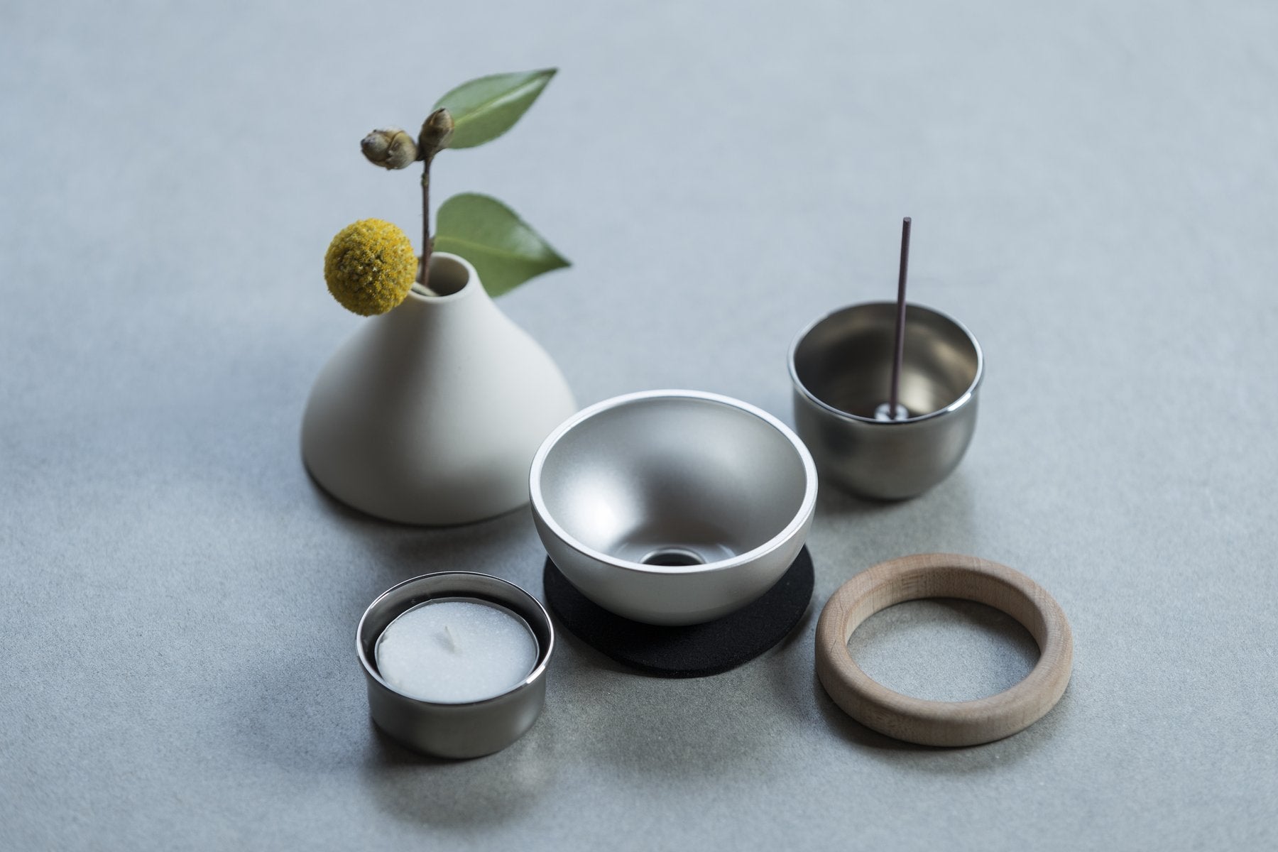 ポタリンの三具足(火立・香立・花立)をパーツごとに分解して並べたクローズアップ